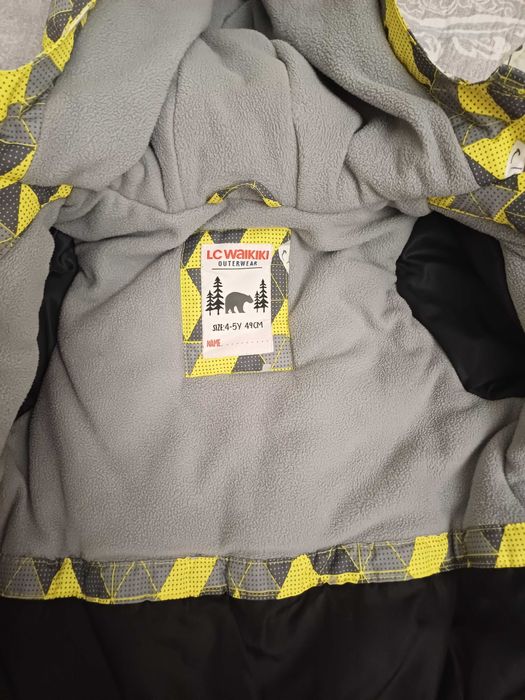 Хлопчача куртка на 4-5 років