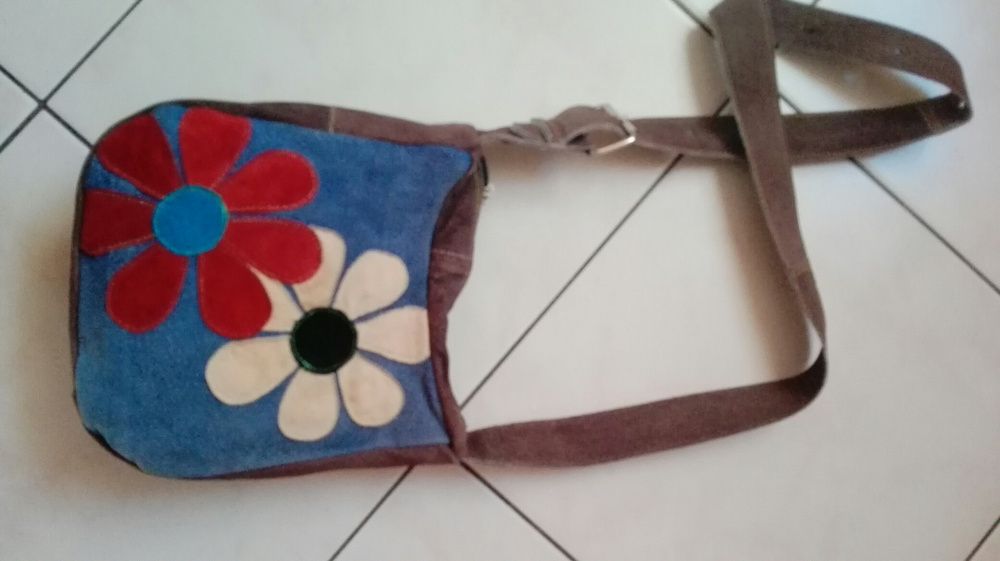 Zamszowa torebka w stylu hippi