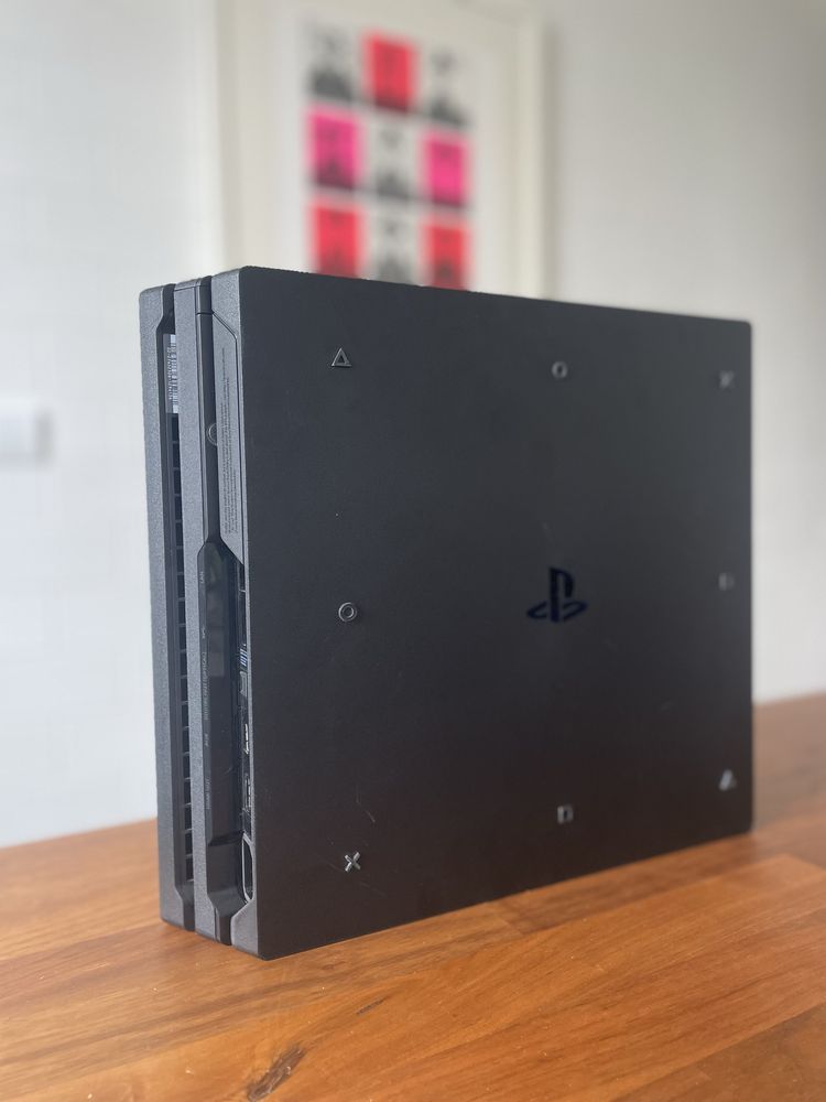 Ps4 Pro + 2 comandos + 6 jogos + cabos