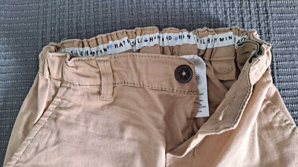 Calça chino bege com bolso faca e elástico na cintura