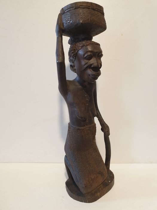 Antiga escultura africana feminina em madeira exotica