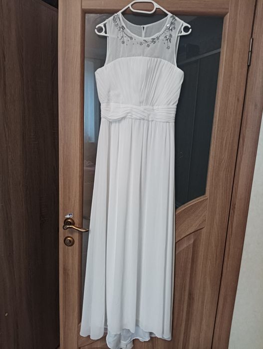 Вишукана біла сукня