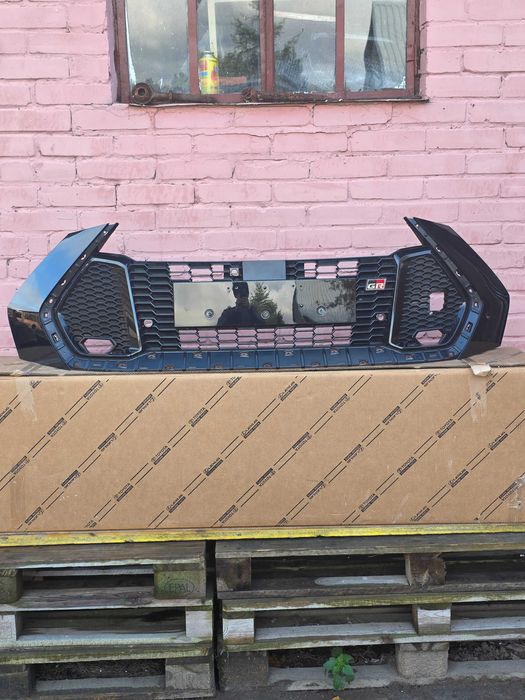 Kratka Atrapa środkowa zderzak przod Toyota Chr II GR Sport Oe 23-