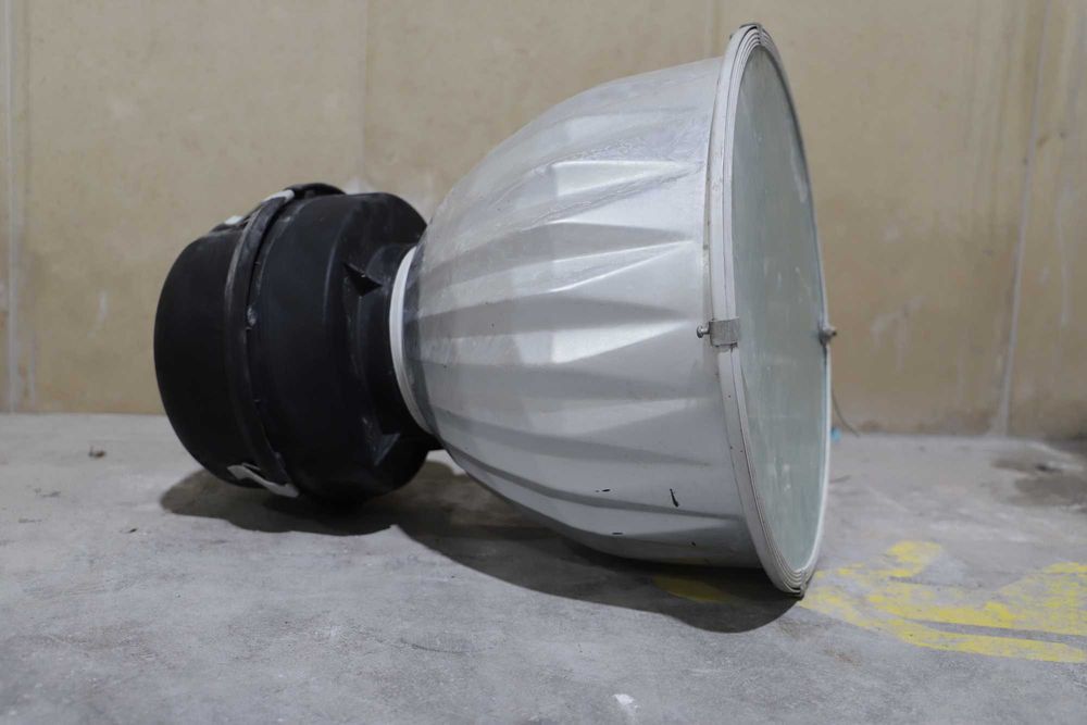 Campânulas industriais - ideais para oficinas, garagens e fábricas