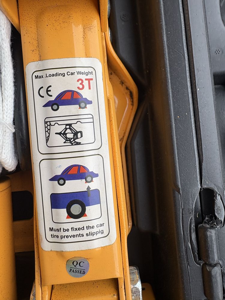 Podnosnik samochodowy lewarek elektryczny 3T