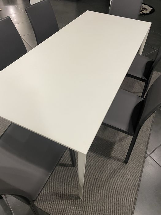 Mesa de sala de jantar BoConcept branca lacrada + 6 cadeiras cinzentas