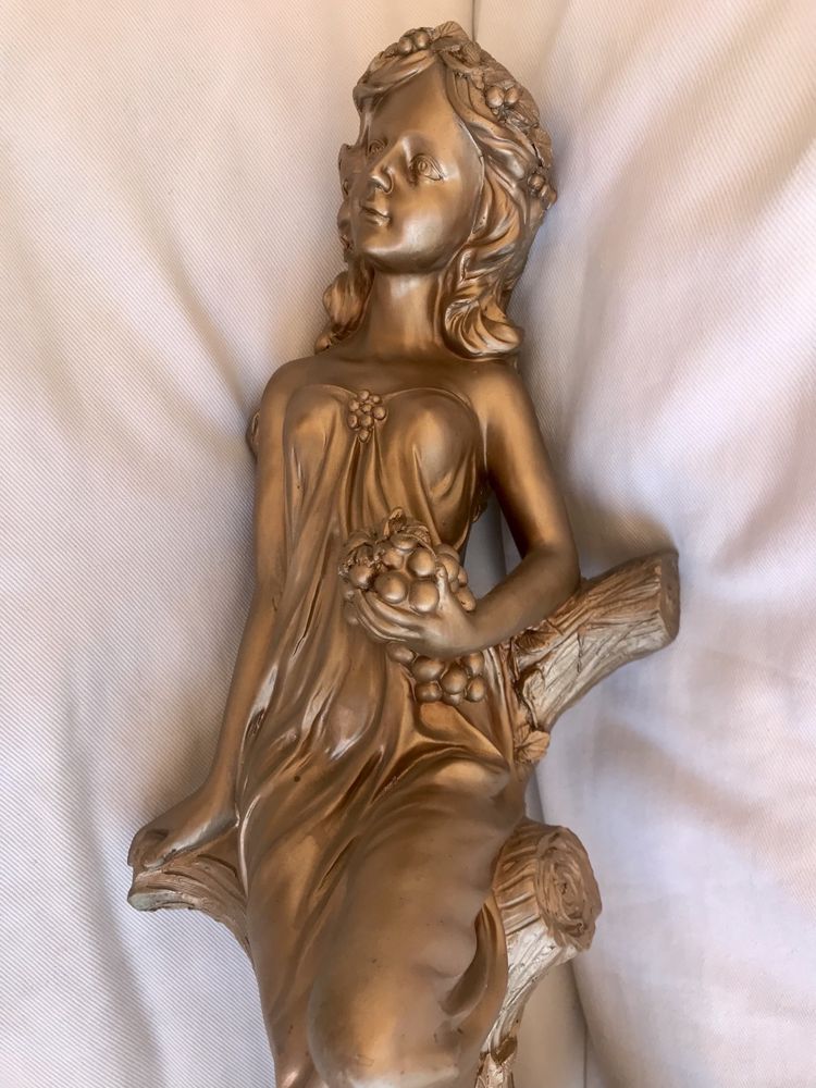 Estatueta dourada lindíssima com pormenores perfeitos 50 cm altura
