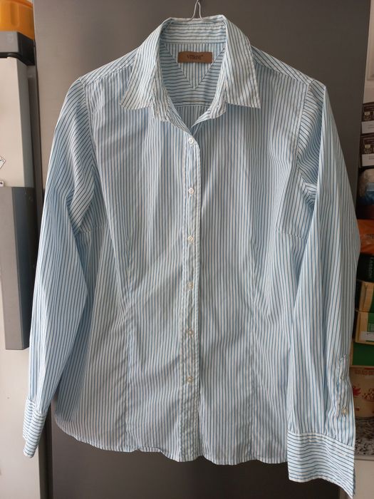 Camiseiro branco com riscas azuis.