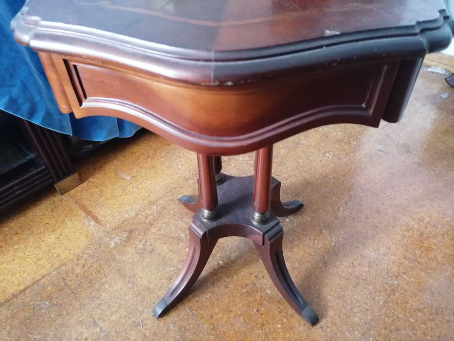 Mesa de apoio estilo inglês, em madeira e apliques em metal dourado