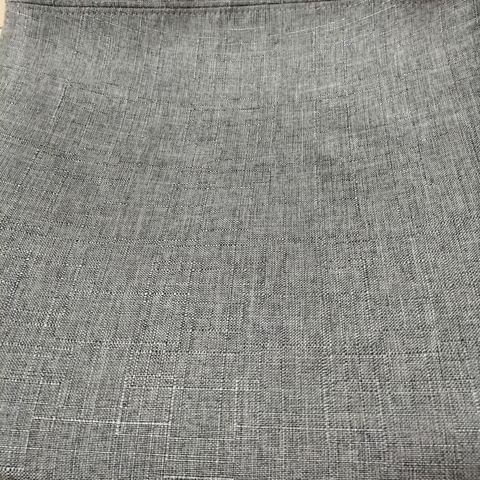 Cadeira de quarto cinza com capa branca amovível