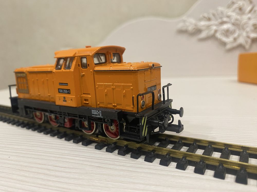 Ж д модель  тепловоза фирмы Piko  BR 106 1/87 HO Roco