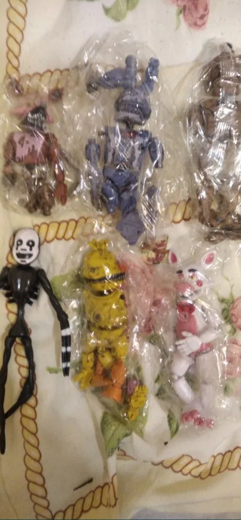 Figurki fnaf five nights at freddys 6 sztuk

wysokość 14-17 cm . Najwy