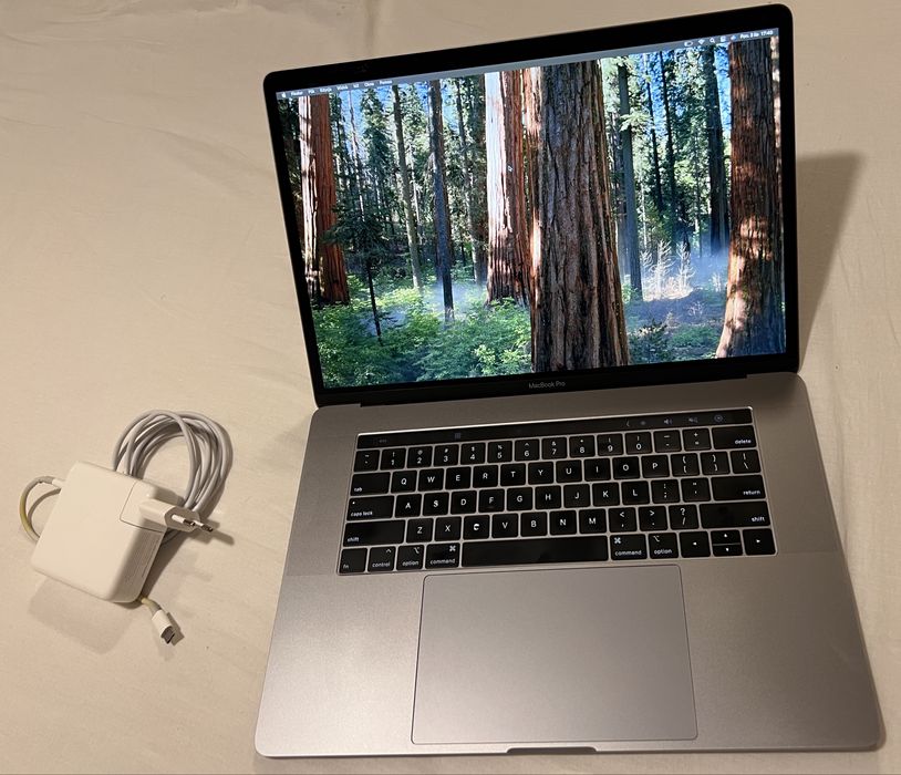 APPLE MacBook Pro Space Gray 15,4" i7 16GB Radeon 560X 4GB 512SSD