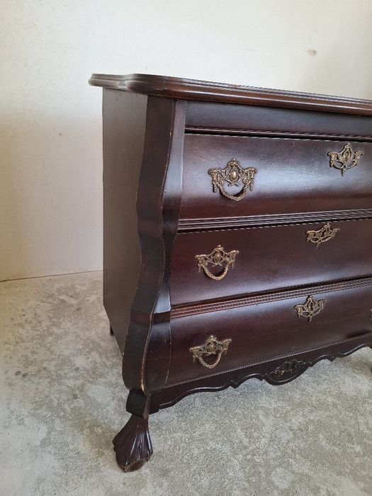 Komoda brzuchatka na lwich nogach