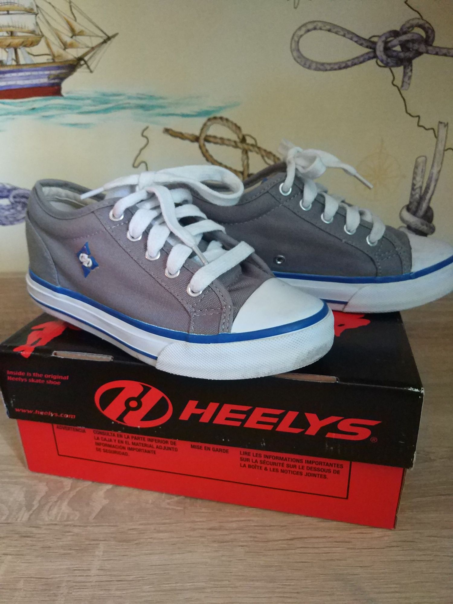 Кроссовки на калесиках heelys