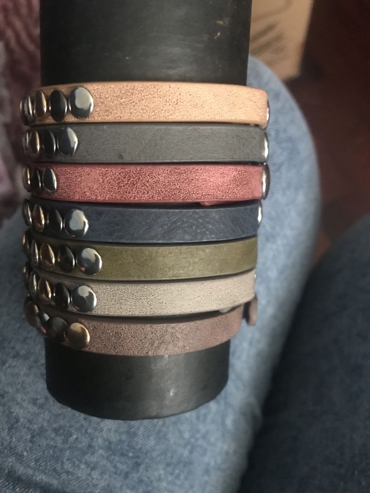 Pulseiras de couro com tachas, Novas