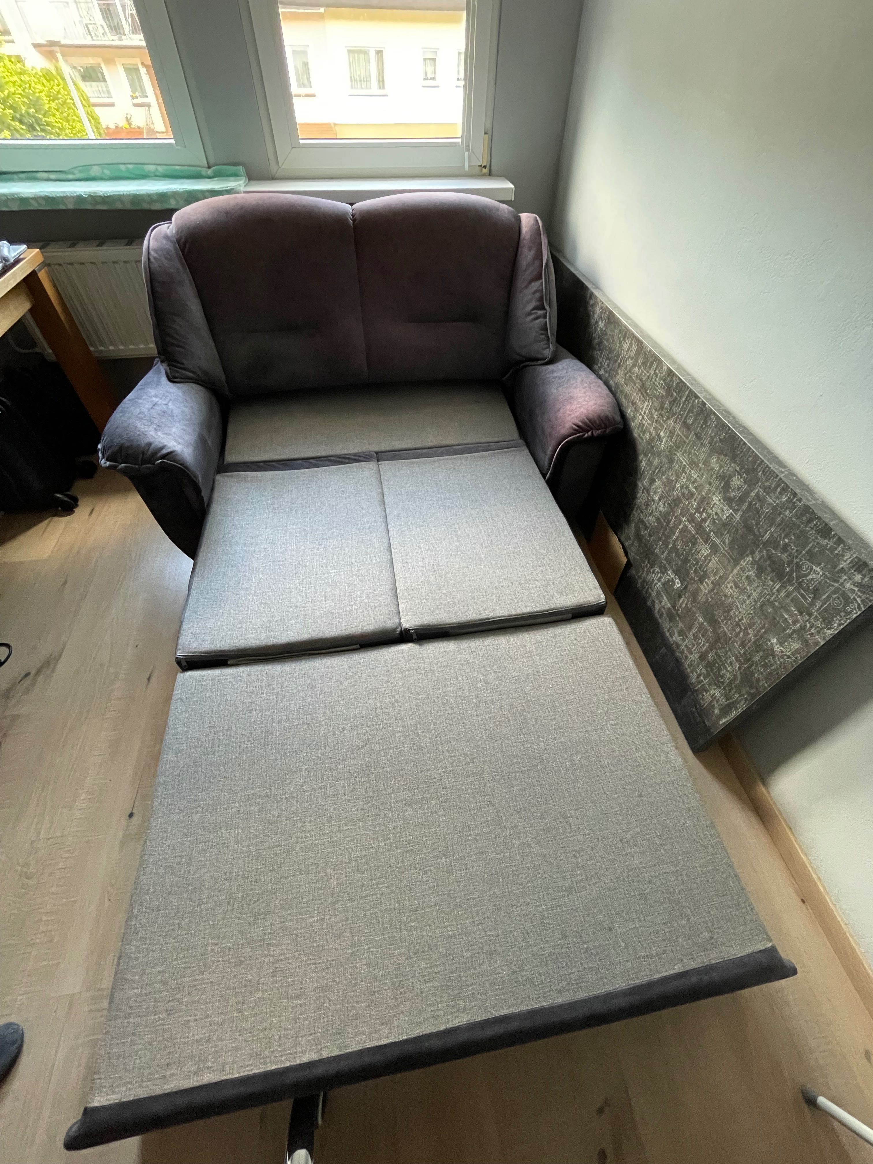 Szara sofa, obita nowym materiałem, rozkładana, stan bdb