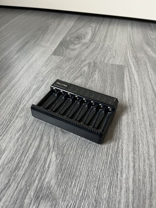 Зарядний пристрій для батарейок типу АА і ААА