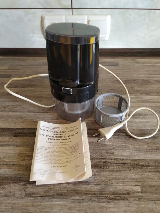 Кавомолка  з регульованою здатністю розмелювання та ручна .