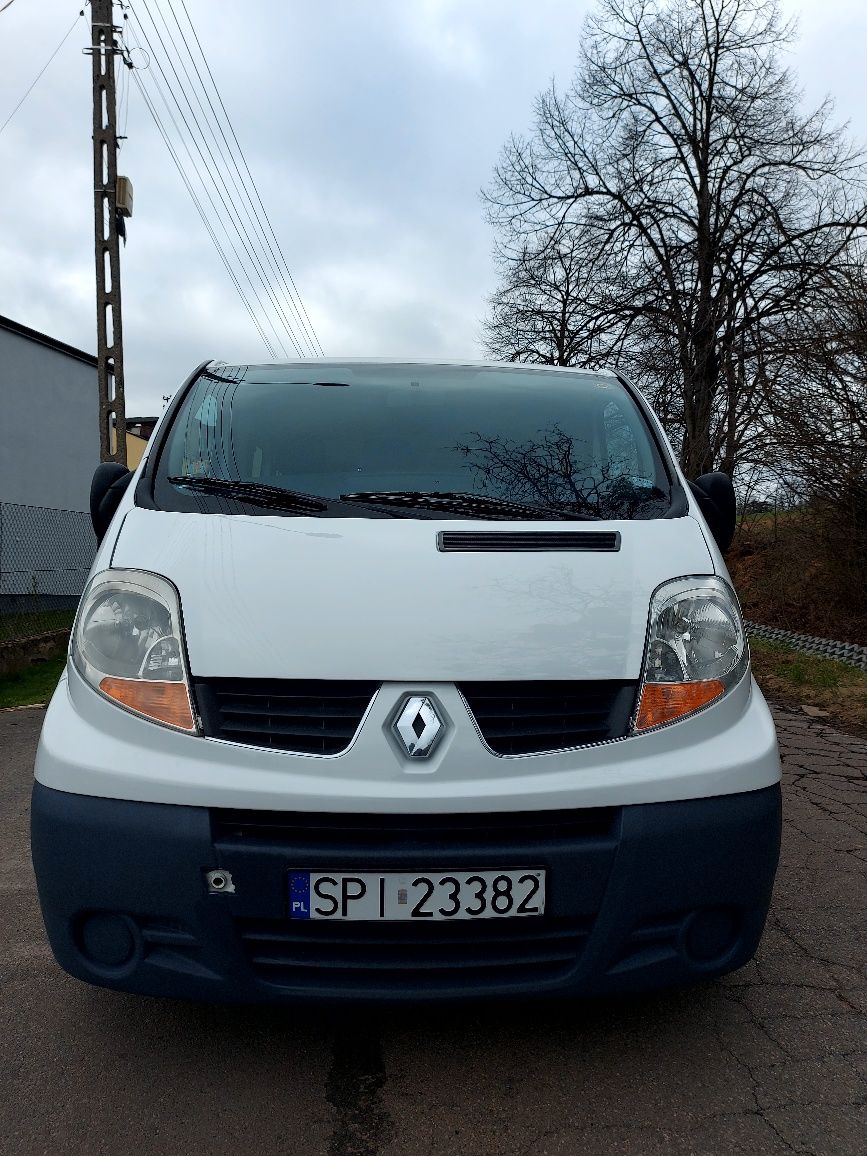 Renault Trafic 2.0 tdci  9 os. + hak, 2006r