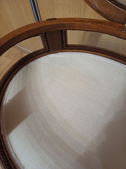 Stolik/ szafka z drewna z ozdobnymi elementami