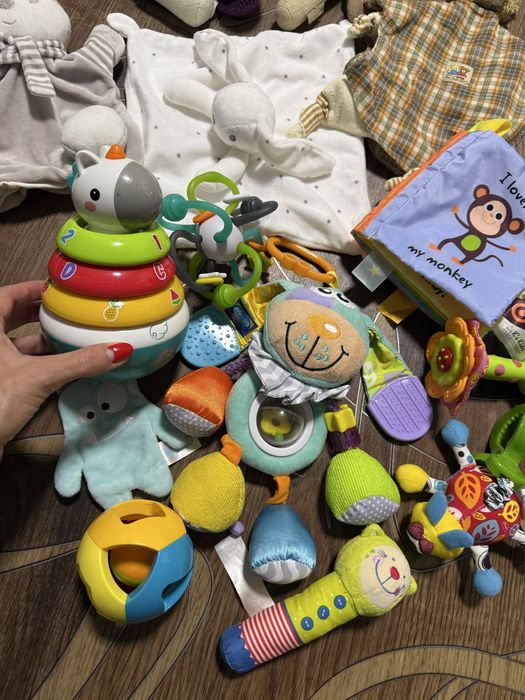 Іграшки для найменших, шуршалки, пищалки