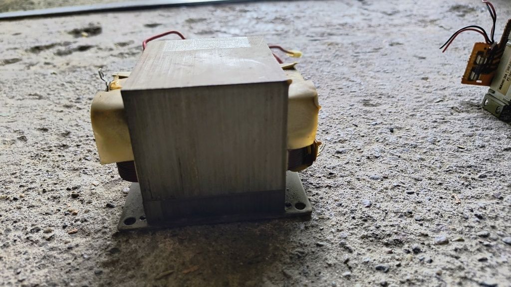 Duży transformator mikrofalówki