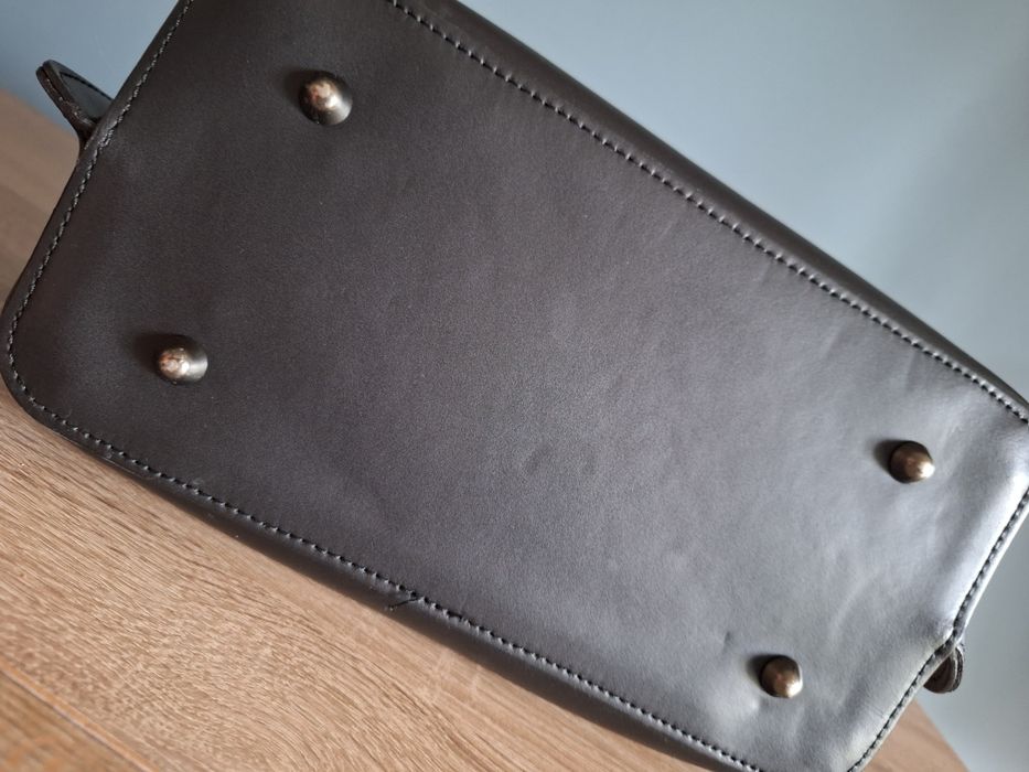 Czarna skórzana torebka damska typu kuferek