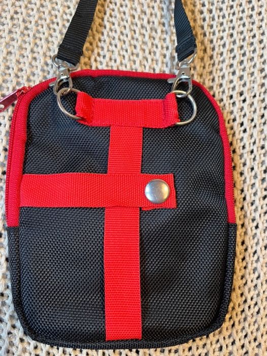 Saszetka podróżna z odpinaną smyczą, licznymi przegrodami