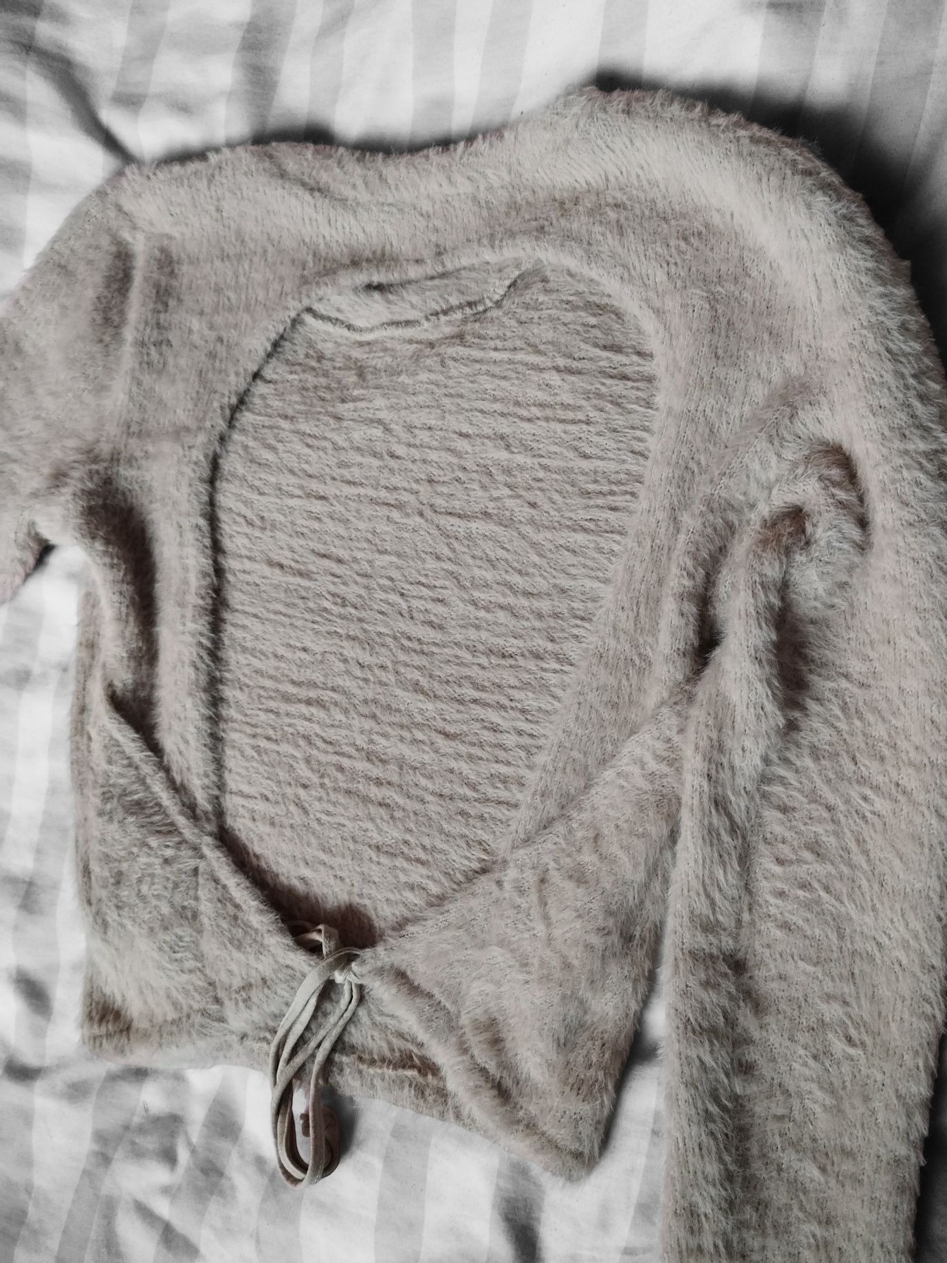 beżowy puszysty miękki sweterek z odkrytymi plecami
