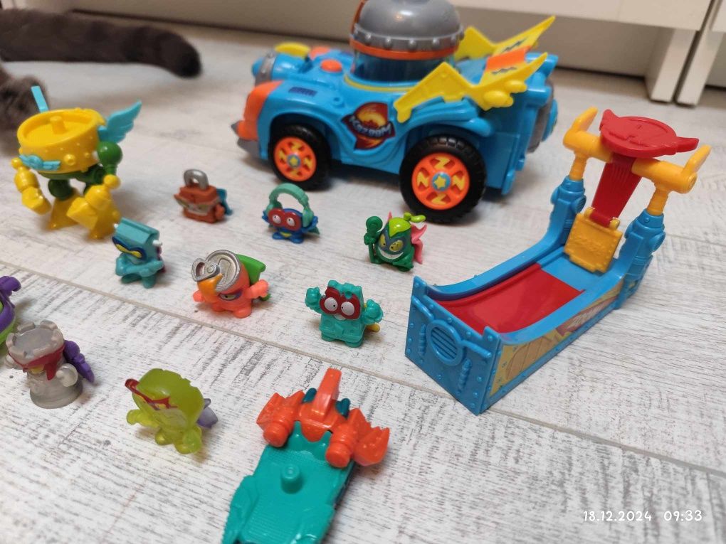 Zestaw super zings things pojazd kazoom racer samochód figurki dodatki
