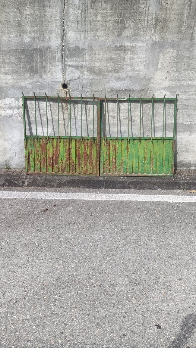 Portão em ferro de duas folhas