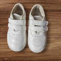Белые детские кроссовки