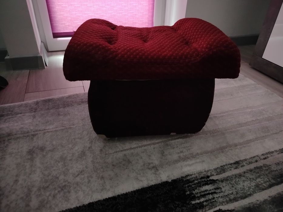 Czarna ława i 2 pufy bordowe