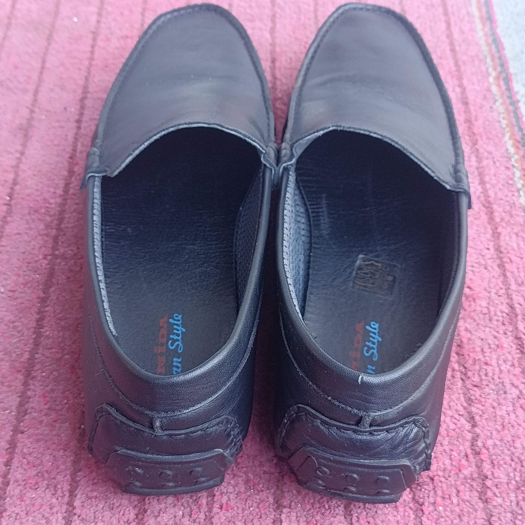 Продам новые кожаные макасины.
