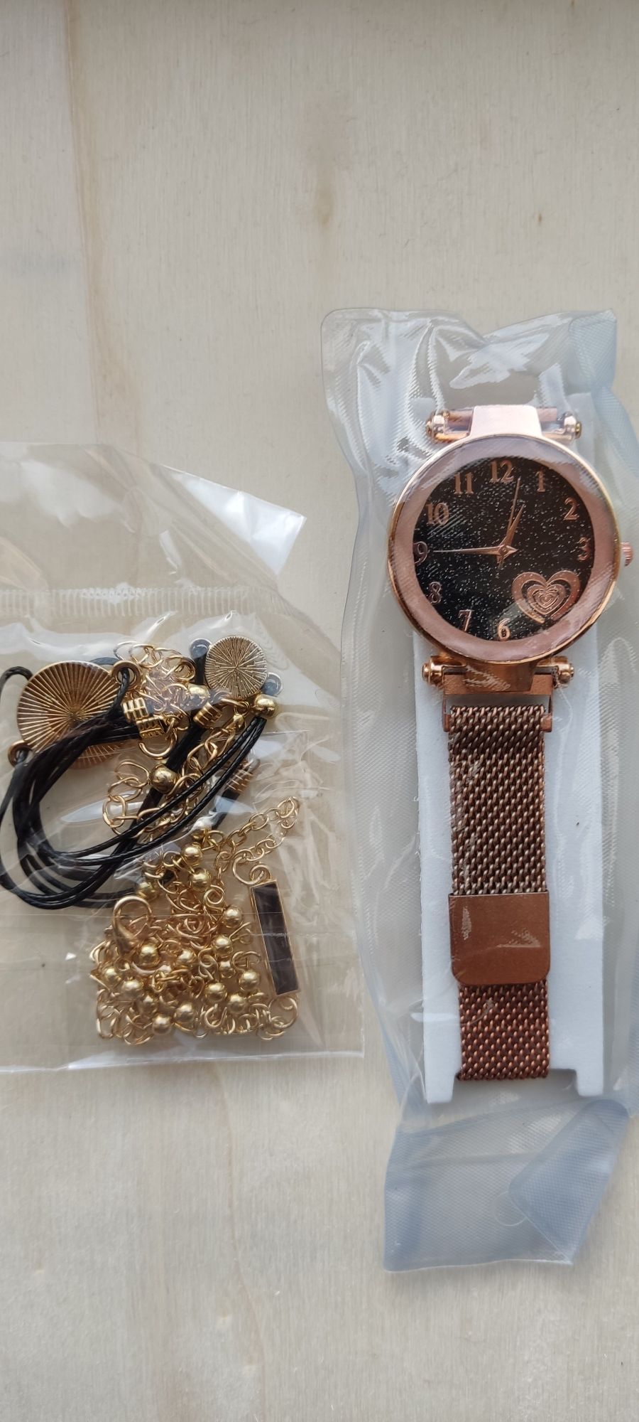 Nowy zestaw biżuterii zegarek i bransoletki złoty