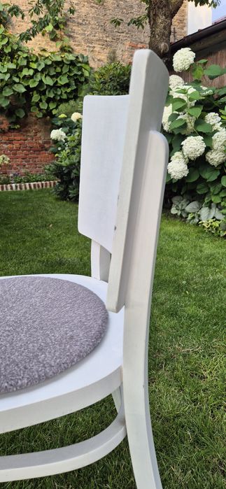 Krzesło białe drewniane