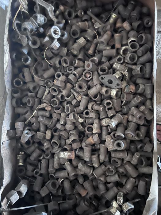 Гайки футорки шпильки Зил 130,Паз,Газ 53 Газ 66 камаз