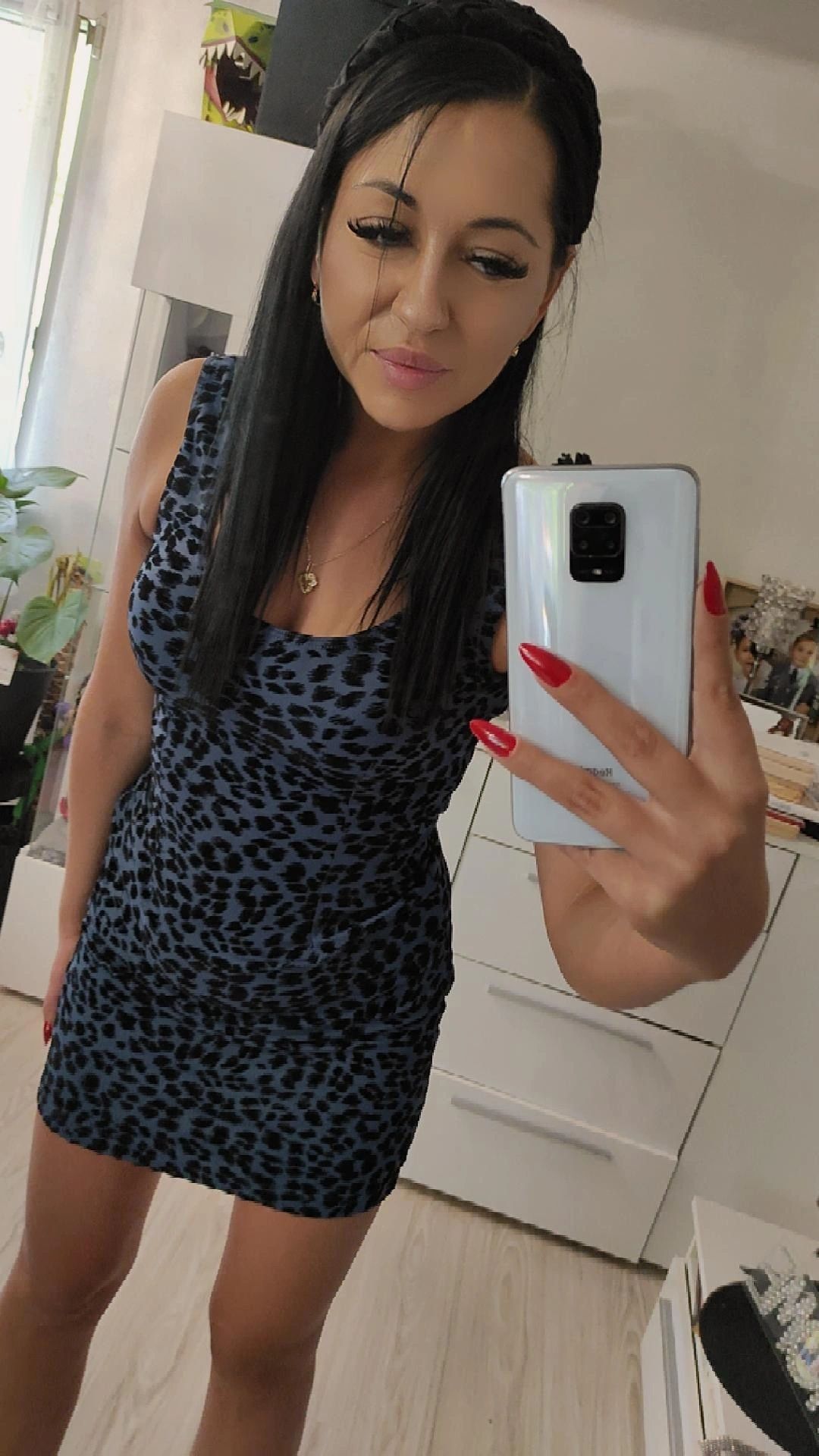 Niebieska obcisła sukienka panterka leopard print