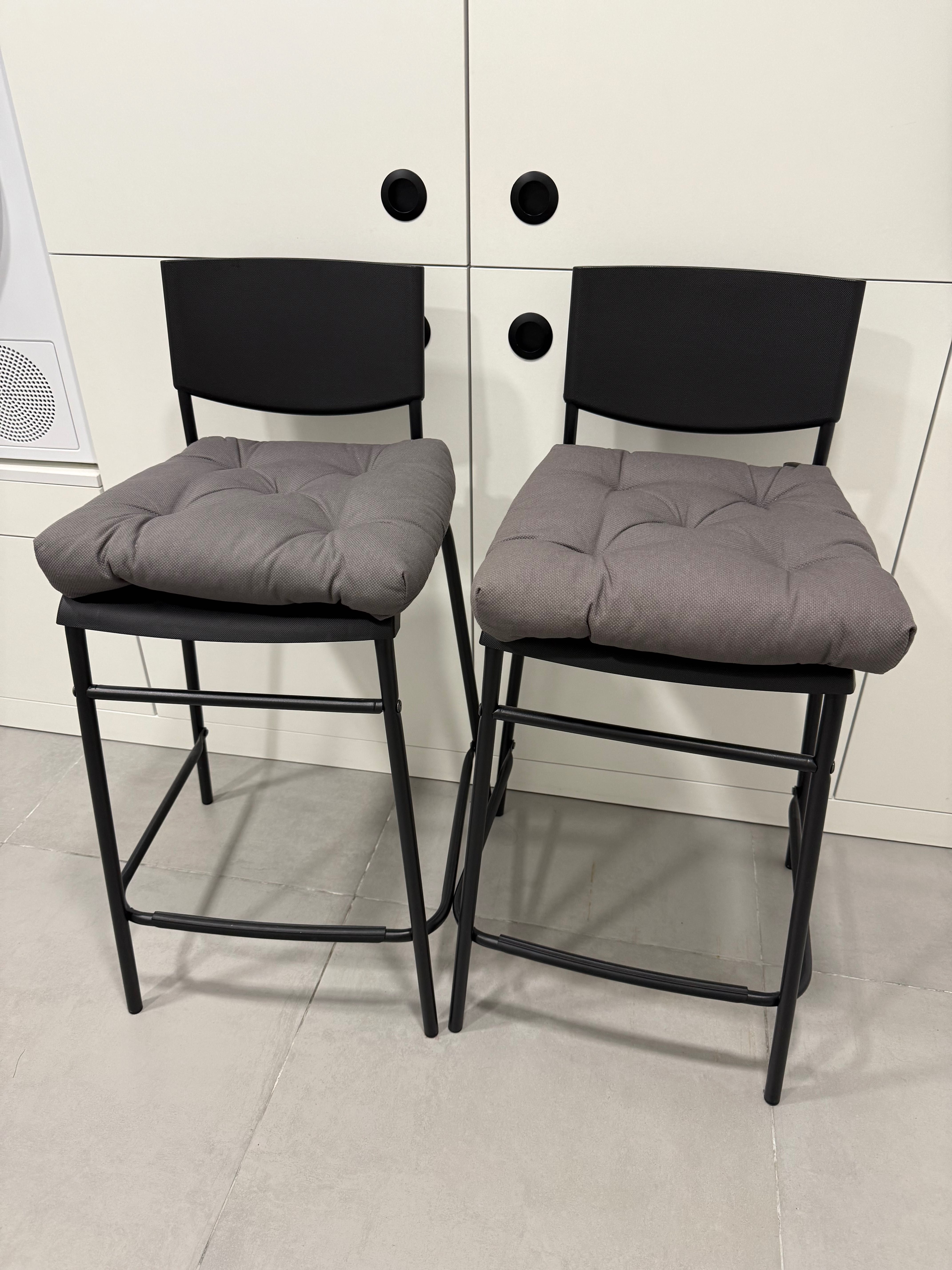Cadeiras altas com almofadas IKEA