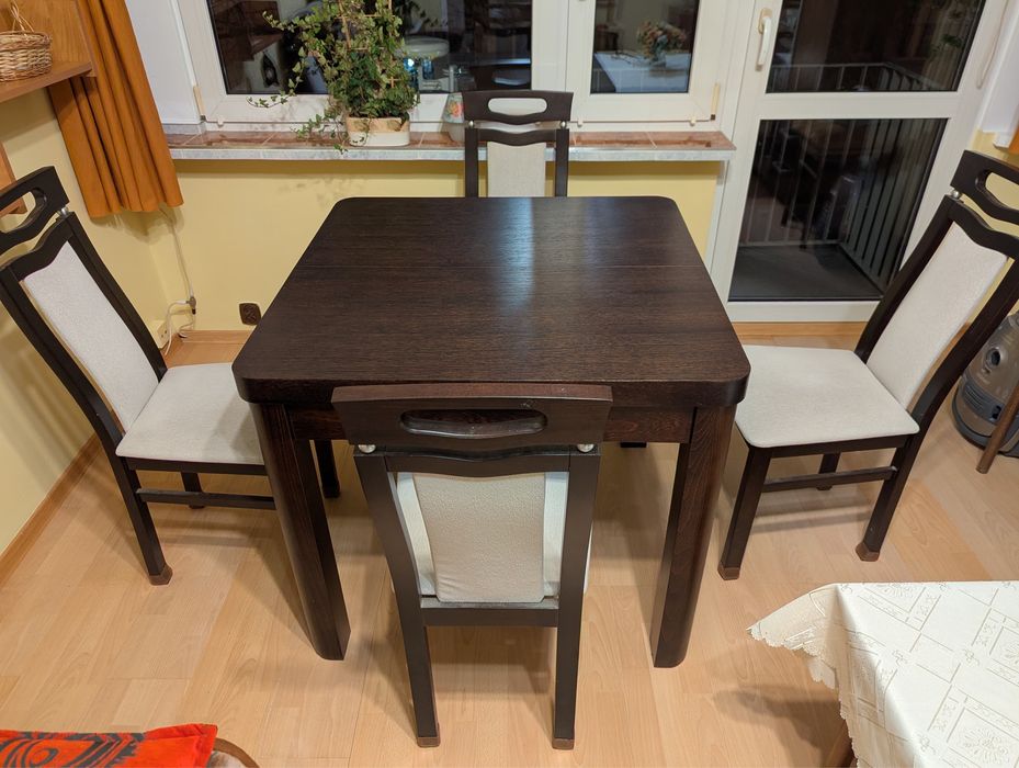 Piekny zestaw jadalniany Stół rozkładany z 4 krzesłami