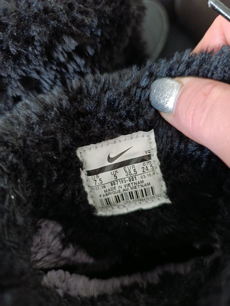 Zimowe buty Nike z futerkiem