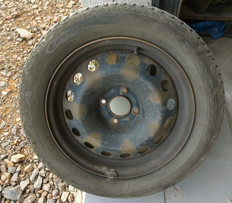 Całe koła zimowe rozmiar 205/55/16 z 2019 bieżnik 7mm