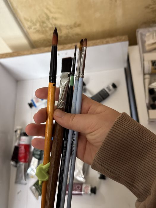 Олійні фарби, пензлі, мольберт, та інше