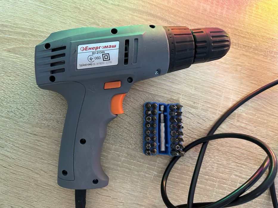 Шуруповерт Енергомаш ДУ-21300 + набор бит в подарок