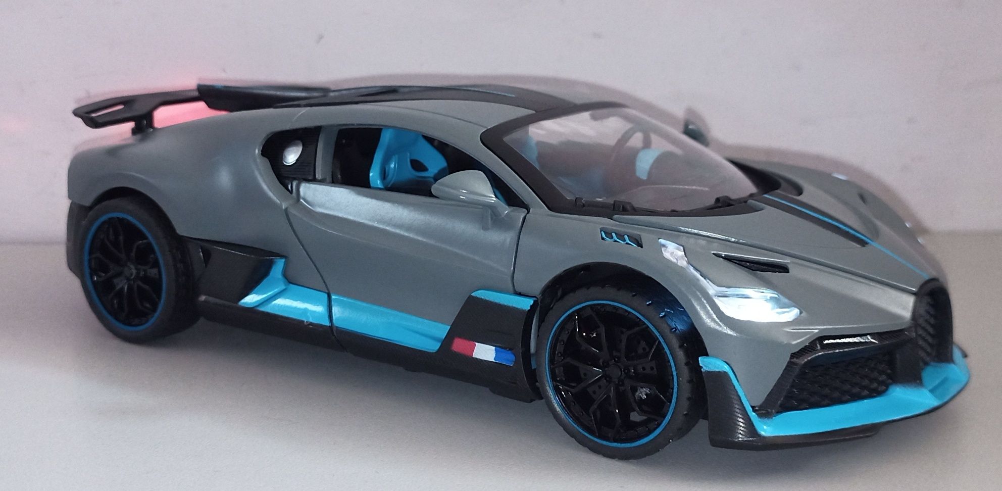 Машинка BUGATTI DIVO модель 1:24 "Автосвіт". Металл, звук, свет