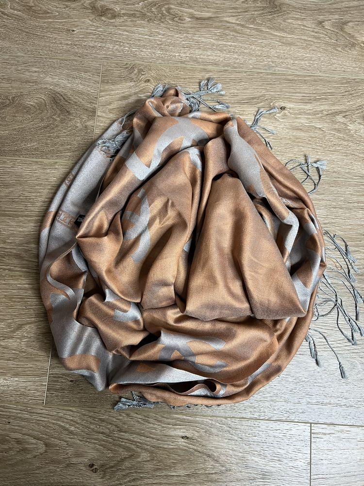 Продам БОМБЕЗНИЙ шарф Chanel Silk Scarf Monogram