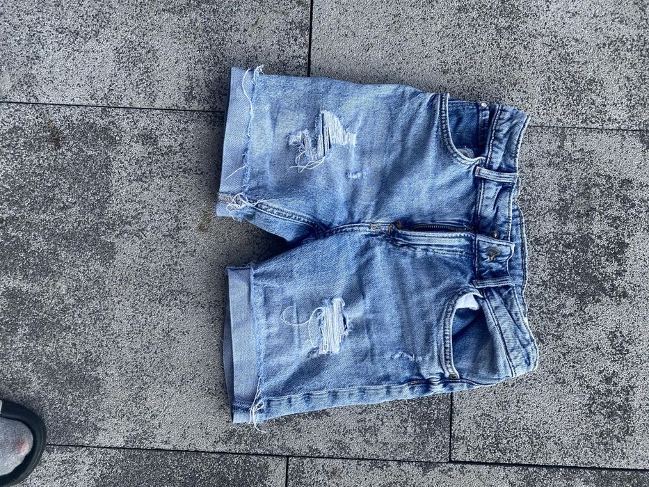 Krótkie spodnie chłopięce regulowane jeansowe firmy H&M rozmiar 140
