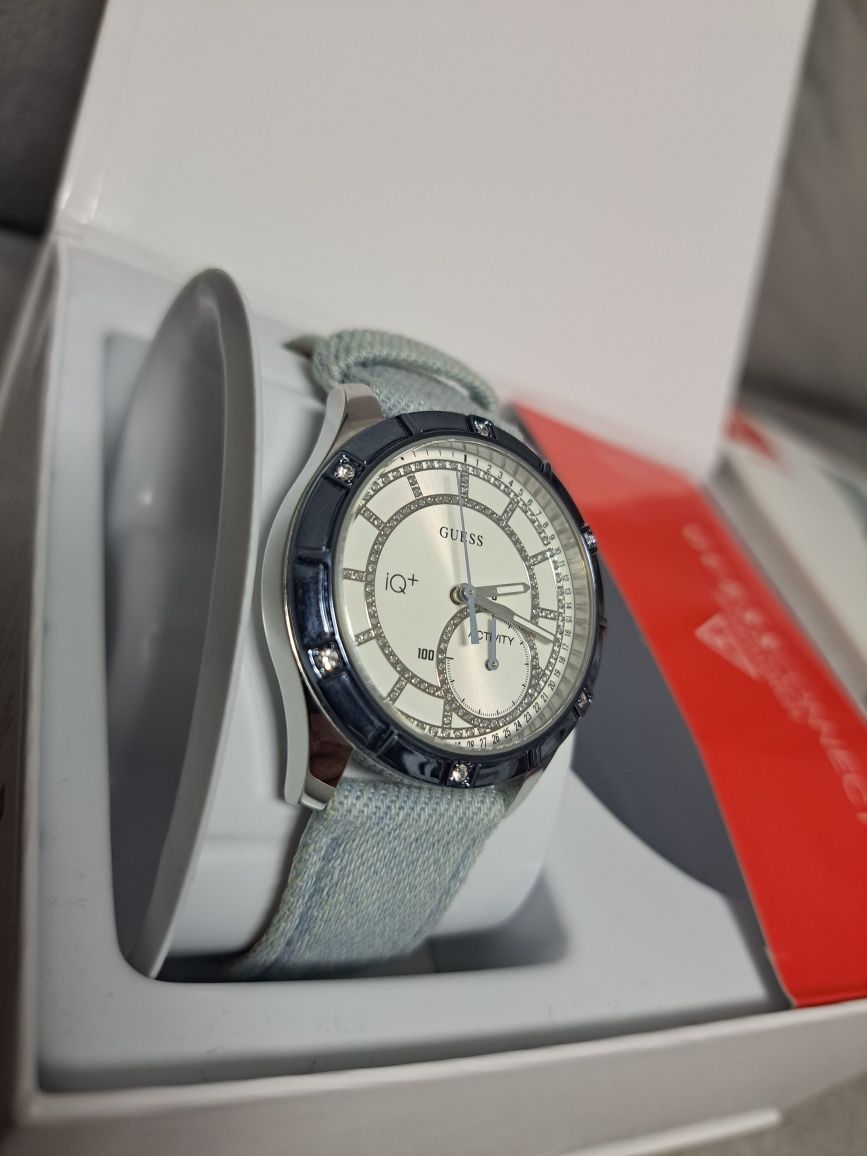 Guess Connecticut smartwatch hybrydowy damski jeans