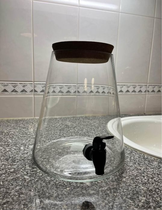 Jarro de vidro com torneira